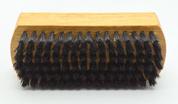 Handwaschbürste und Nagelbürste Buchenholz mit Griffmulde. 6 und 4 Reihen schwarze Naturborsten. Handwaschbürste und Nagelbürste Buchenholz mit Griffmulde. 6 und 4 Reihen schwarze Naturborsten.